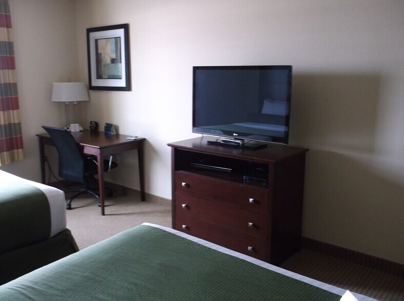 More Photos Of 1515 Planeview Dr, Oshkosh Hotel For Sale