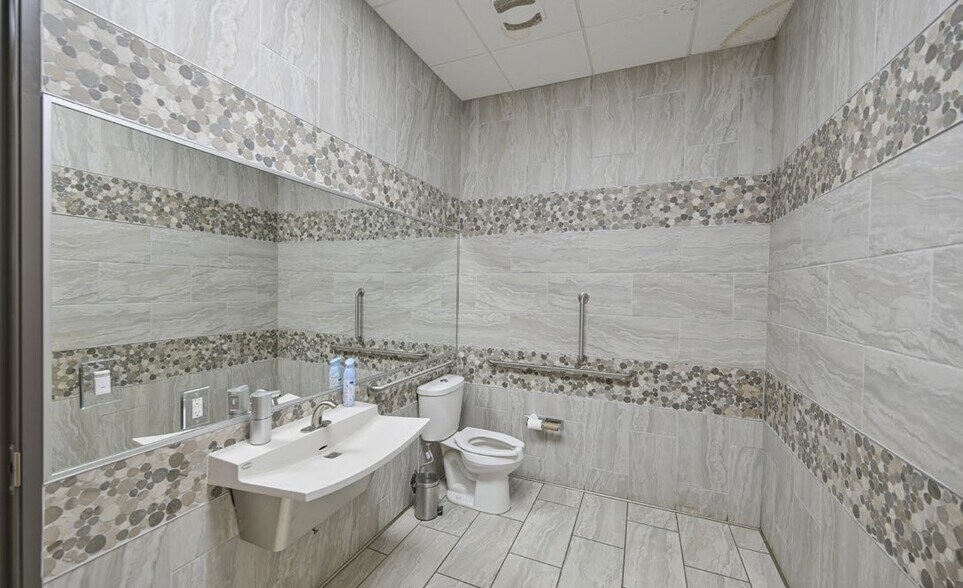 More Photos Of 428 N Aston Dr, Sunnyvale Showroom For Sale