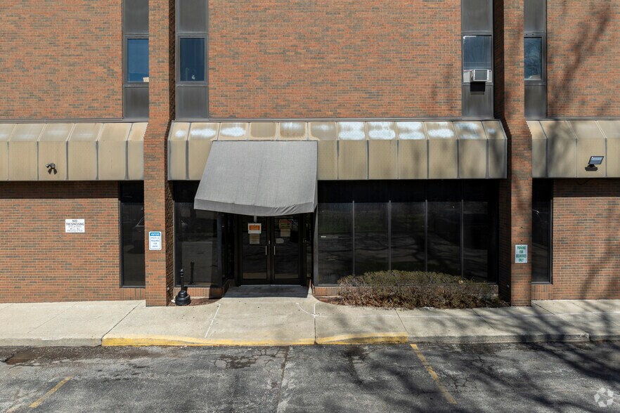 More Photos Of 4909 W Division St, Chicago Medical For Lease