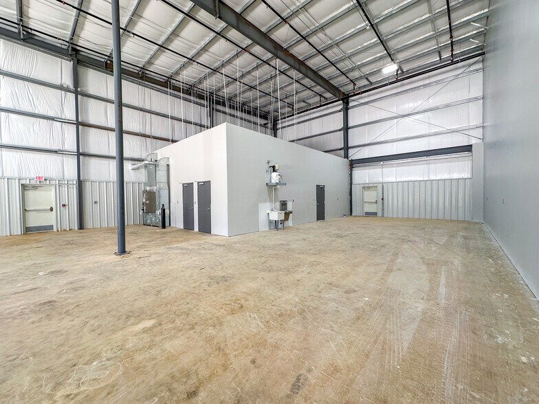 More Photos Of 2000 Bob Wade NW ln, Huntsville Warehouse For Lease