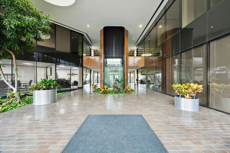 More Photos Of 12727 Featherwood Dr, Houston Office For Lease