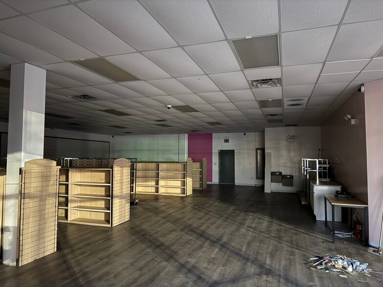 More Photos Of 3952 W Cermak Rd, Chicago Storefront For Lease