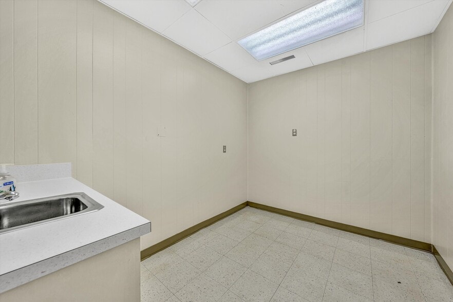More Photos Of 1930 Braeburn Dr, Salem Medical For Sale