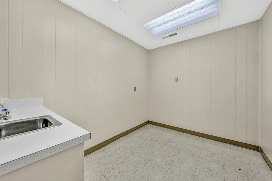 More Photos Of 1930 Braeburn Dr, Salem Medical For Sale