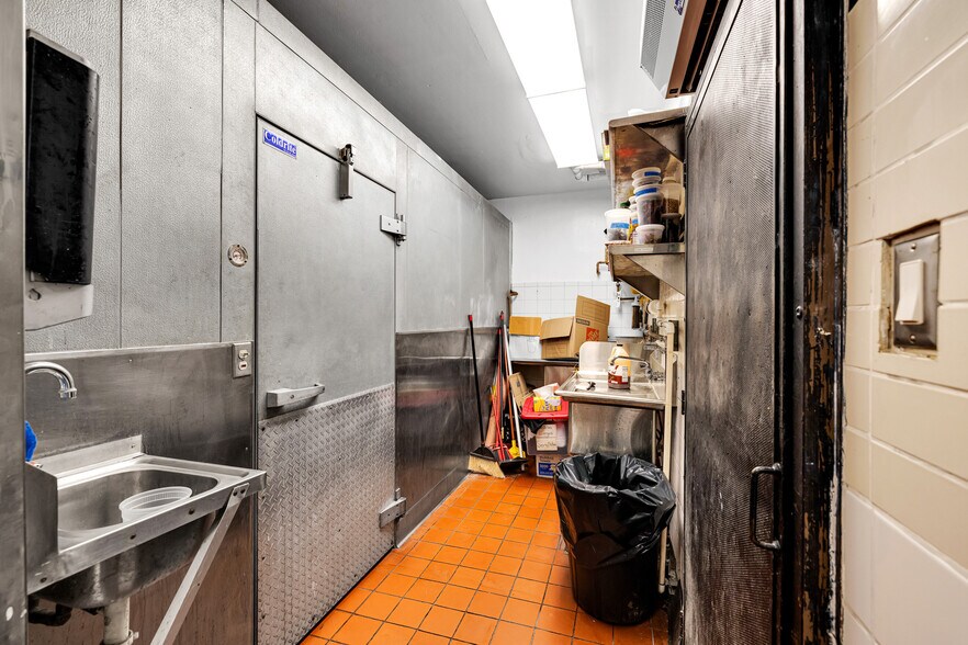 More Photos Of 7039 Greenleaf Ave, Whittier Restaurant For Sale