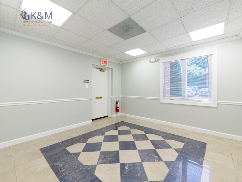 More Photos Of 5205-A Lyngate Court @ Braddock and Rolling Road, Burke Office For Sale
