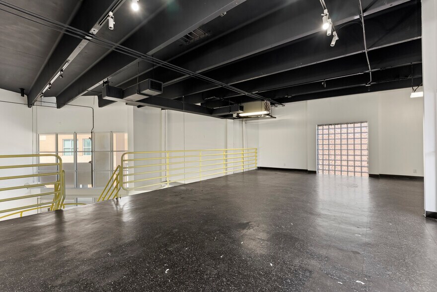 More Photos Of 20165-20199 NE 16th Pl, Miami Flex For Lease