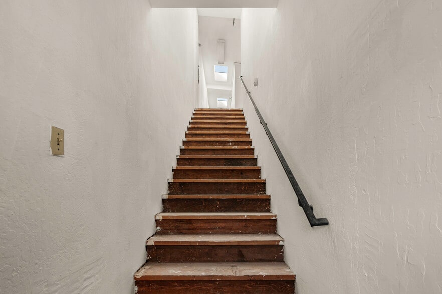 More Photos Of 900-910 Clement St, San Francisco Storefront Retail Office For Lease