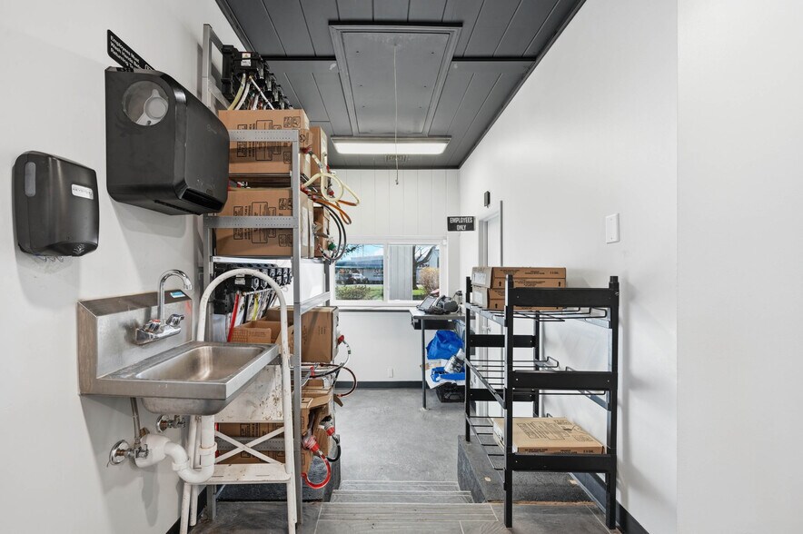 More Photos Of 1511 N Meridian St, Portland Freestanding For Sale