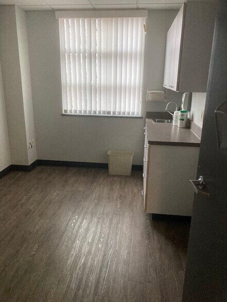 More Photos Of 3510 Clinton Pl, Lawrence Medical For Lease