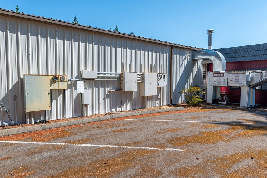 More Photos Of 970 NE 21st Ct, Oak Harbor Manufacturing For Lease
