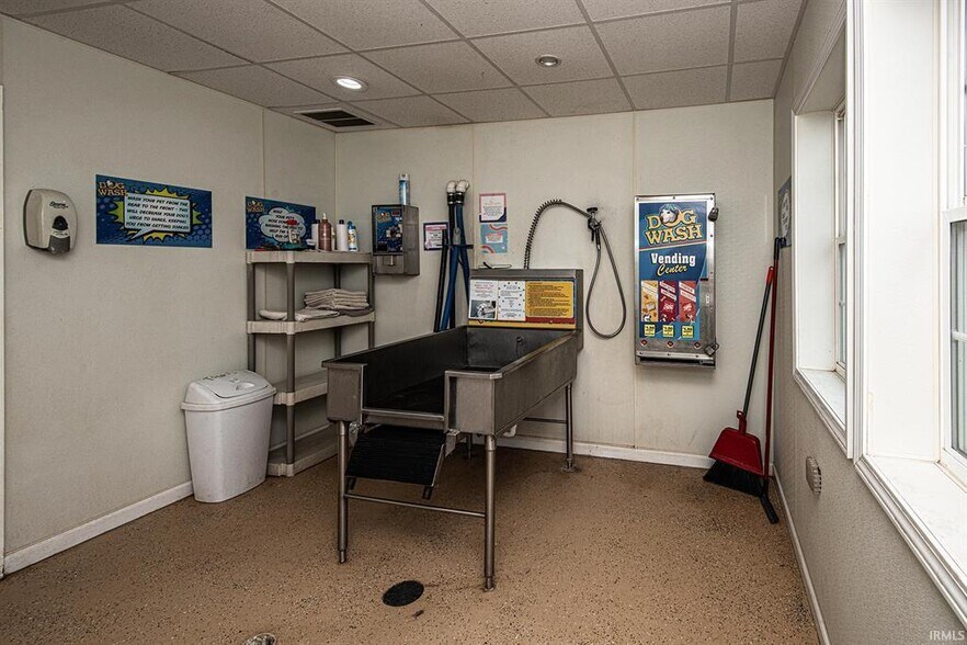 More Photos Of 433 S Hickory Corner Rd, Vincennes Veterinarian Kennel For Sale