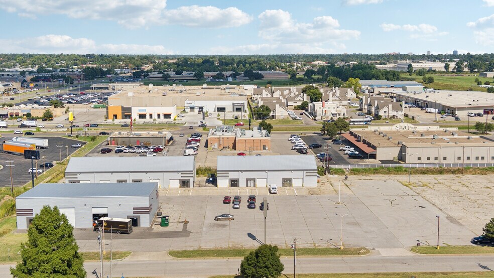 More Photos Of 4403-4411 SW 3rd St, Oklahoma City Showroom For Lease