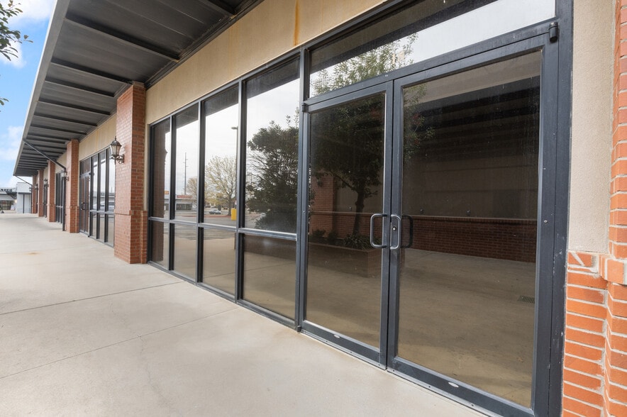 More Photos Of 2500-2502 SW 14th St, Bentonville Unknown For Lease