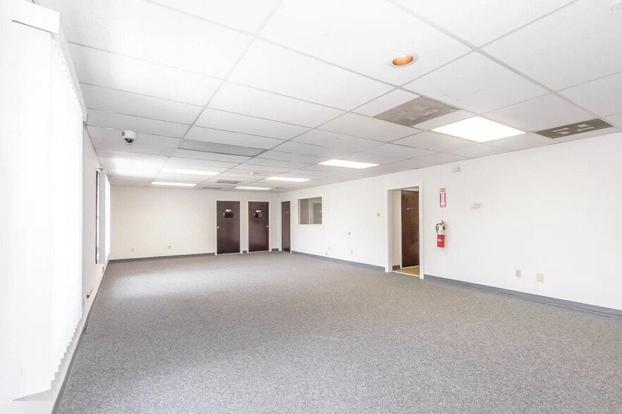 More Photos Of 45 Stiles Rd, Salem Office For Sale
