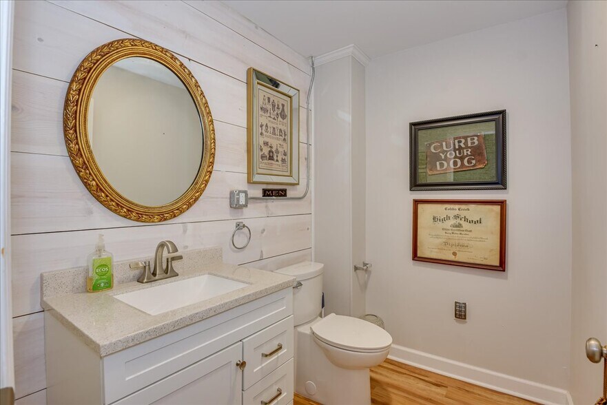 More Photos Of 114 W 6th St, Waynesboro Showroom For Sale