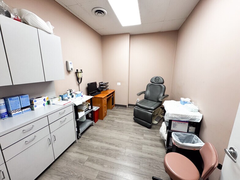 More Photos Of 65-35 Queens Blvd, Woodside Office For Lease