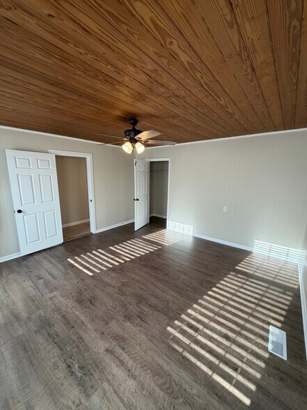 More Photos Of 400 W 5th St, Adel General Retail For Lease
