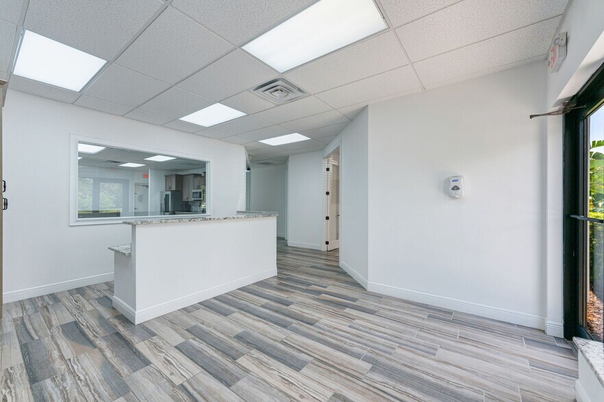 More Photos Of 3911 Golf Park Loop, Bradenton Office For Lease