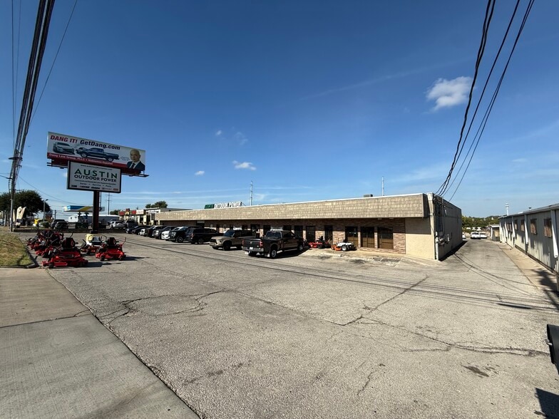 More Photos Of 11104 N Lamar Blvd, Austin Showroom For Lease