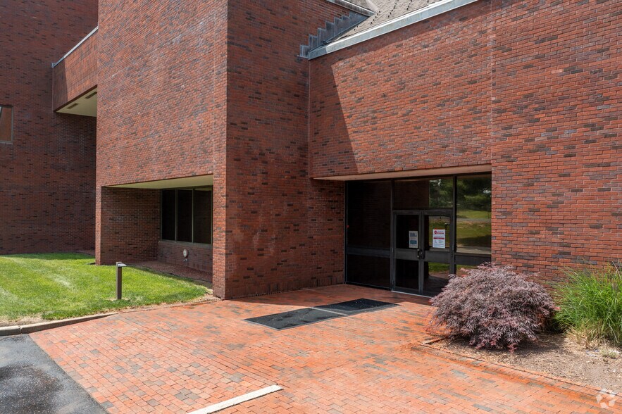 More Photos Of 43 Western Blvd, Glastonbury Office For Lease