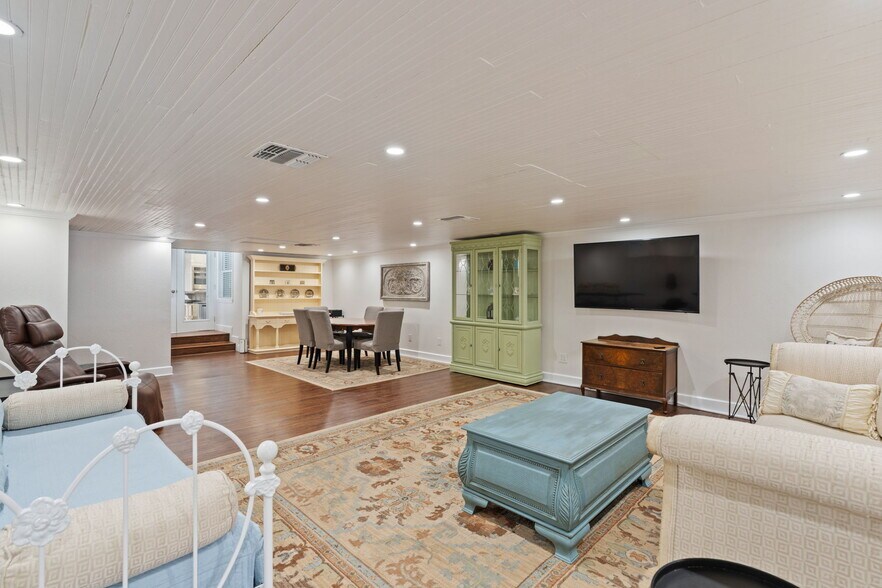 More Photos Of 925 Main St, Bastrop Office Residential For Sale