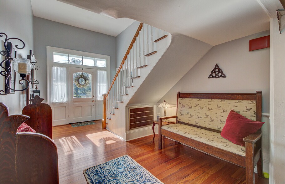 More Photos Of 112 S Magnolia St, Summerville Office Residential For Lease