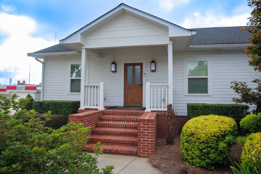 More Photos Of 106 N Alexander Ave, Washington Office For Sale