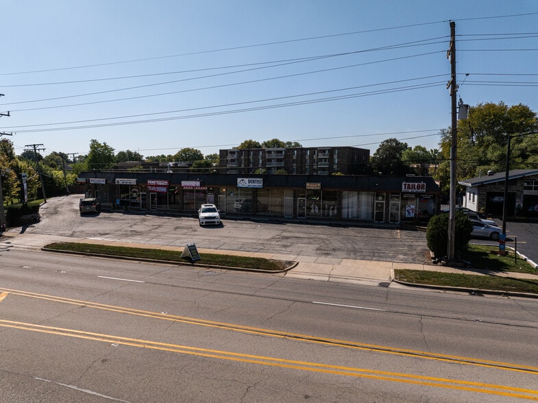 More Photos Of 805-813 W Rand Rd, Arlington Heights General Retail For Lease