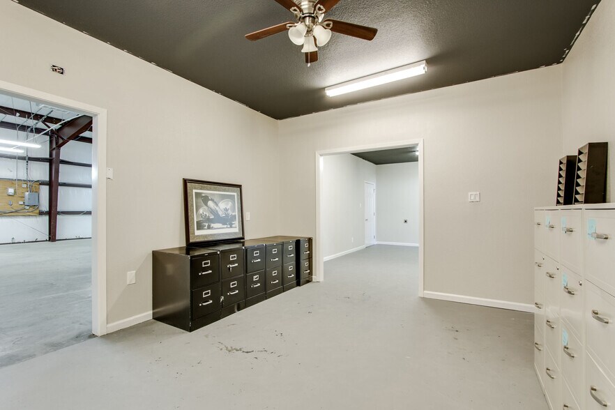 More Photos Of 12081 Katy Rd, Keller Flex For Lease