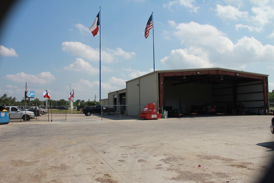 More Photos Of 4355 W Cardinal Dr, Beaumont Industrial For Lease