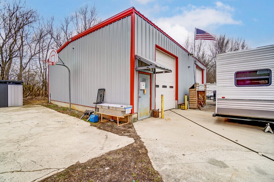 More Photos Of 20660 W Bowling Green Road, Weston Auto Repair For Lease