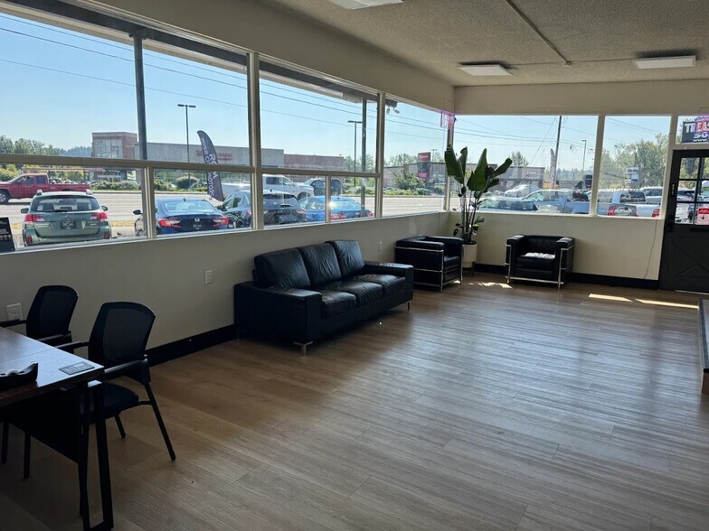 More Photos Of 20105 McLoughlin Blvd, Gladstone Freestanding For Lease