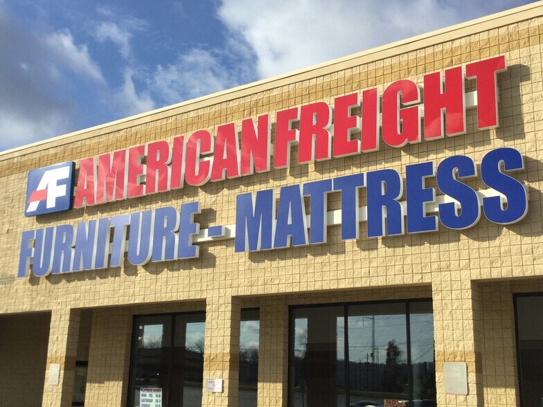 More Photos Of 1607 S Lumpkin Rd, Columbus Storefront For Lease