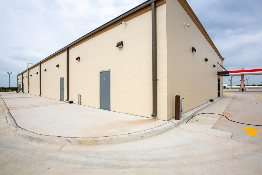More Photos Of 19676 N Interstate 35, West General Retail For Lease