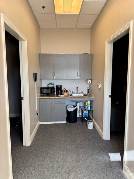 More Photos Of 1900 S Victoria Ave, Ventura Medical For Lease