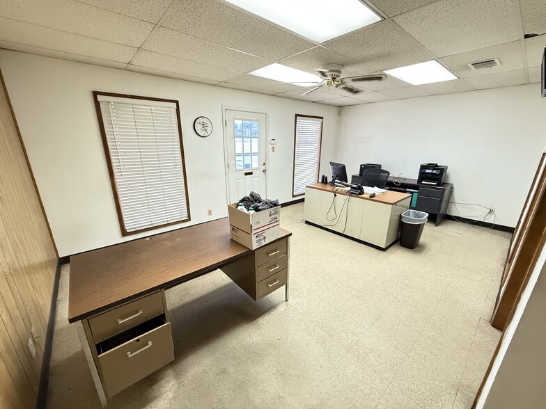 More Photos Of 11104 N Lamar Blvd, Austin Showroom For Lease