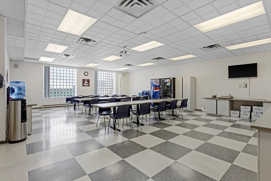 More Photos Of 1011 Polytek St, Ottawa Flex For Sale