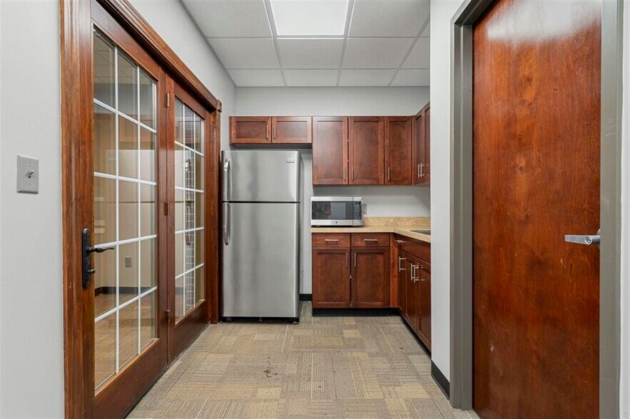 More Photos Of 728 College St, Bowling Green Office For Sale