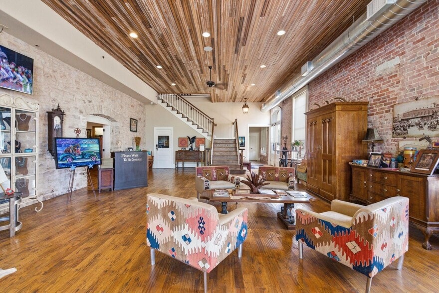 More Photos Of 103 N Pecan St, Hico Hotel For Sale