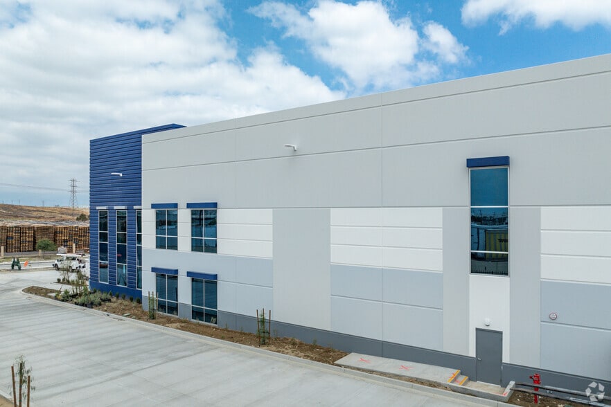 More Photos Of 485 E Santa Ana Ave, Bloomington Warehouse For Lease