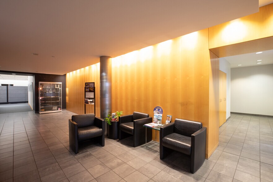 More Photos Of 3200 Manchester Tfwy, Kansas City Office For Sale