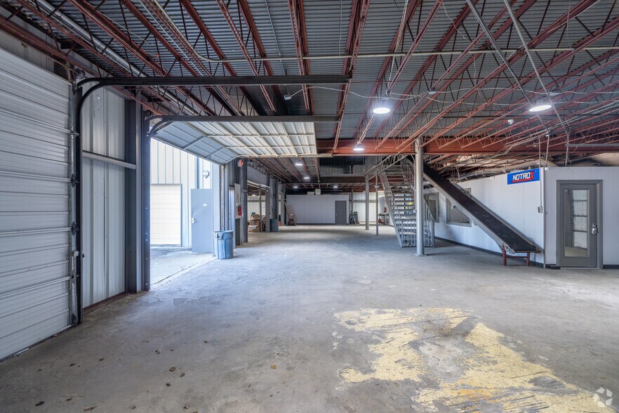 More Photos Of 10034 North Fwy, Houston Warehouse For Sale