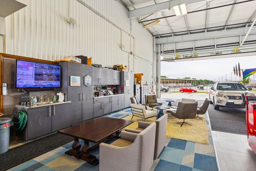 More Photos Of 15809 Addison Rd, Addison Airplane Hangar For Sale