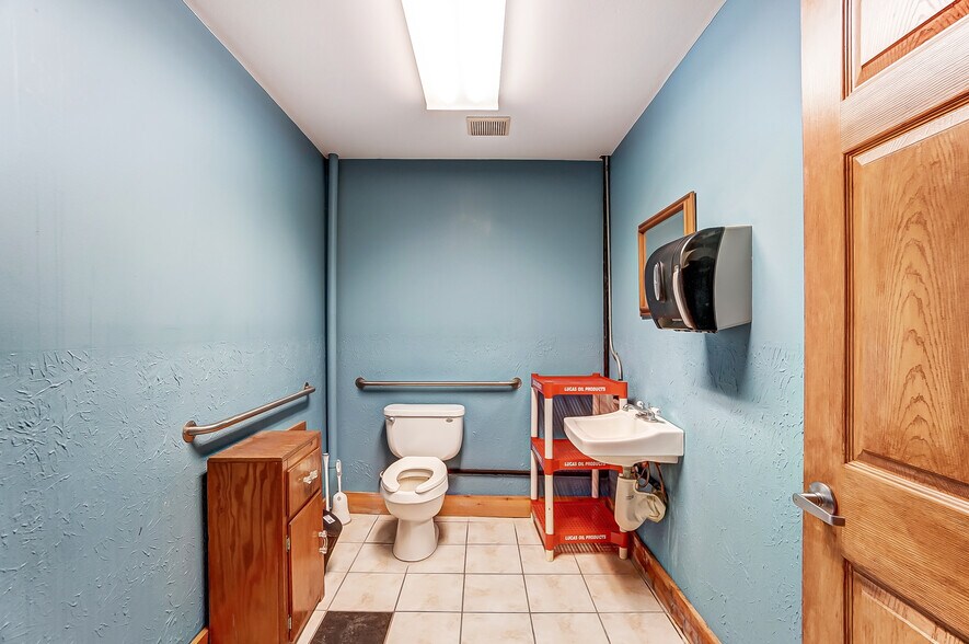 More Photos Of 20660 W Bowling Green Road, Weston Auto Repair For Sale