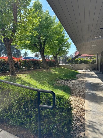 More Photos Of 191 W Shaw Ave, Fresno Office For Lease