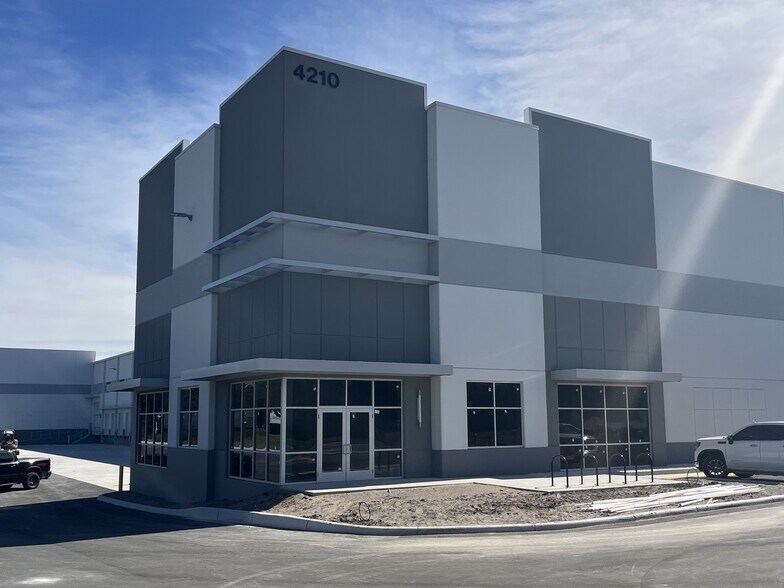 More Photos Of 4210 S Pipkin Rd, Lakeland Distribution For Lease