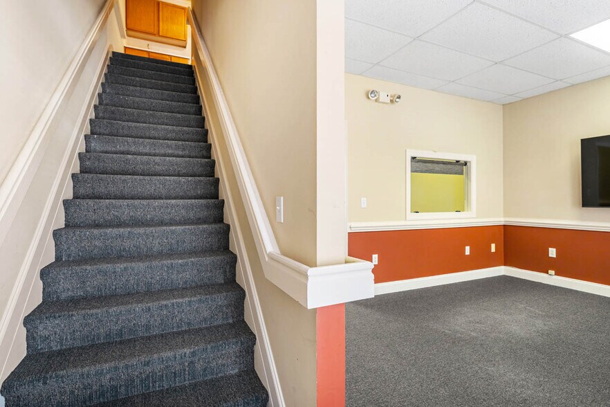 More Photos Of 130 Salem Towne Ct, Apex Office For Sale