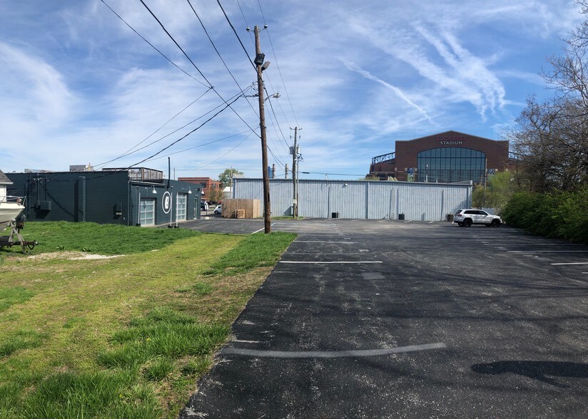 More Photos Of 823 Chadwick St, Indianapolis Storefront Retail Office For Lease