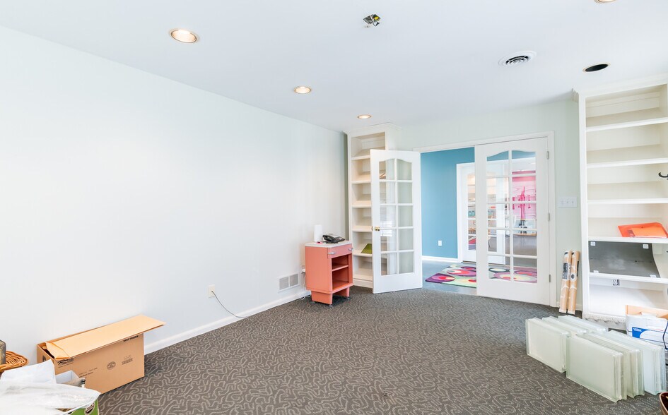 More Photos Of 8101 Warwick Ave, Louisville Office For Sale